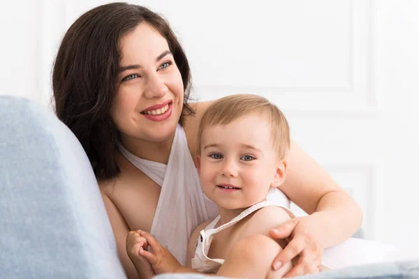 Szczęśliwa Rodzina Salonie Kobieta Ciąży Chłopiec Śmieje Się Komunikuje — Zdjęcie stockowe