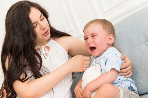 Szomorú Baba Sír Közel Hisztis Gyermek Anya Kanapén — Stock Fotó