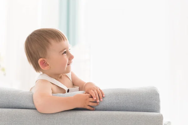 Porträtt Ett Litet Leende Pojkbarn Som Leker Soffan Vardagsrummet — Stockfoto