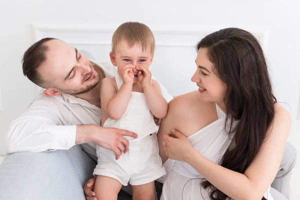 Glückliche Familie Wohnzimmer Ehepaar Mit Kleinem Kind Und Schwangere Frau — Stockfoto