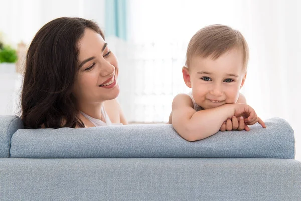 Glückliche Familie Wohnzimmer Lächelnde Frau Und Kleiner Junge Kommunizieren — Stockfoto