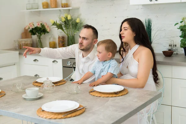 Family Home Kitchen Married Couple Small Child Pregnant Woman — Stock Photo, Image