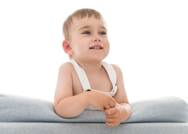 Ізольовані Білому Портрет Маленького Усміхненого Хлопчика Дитина Грає Дивані Вітальні — стокове фото