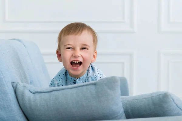 Porträtt Ett Litet Skrattbarn Som Leker Soffan Vardagsrummet — Stockfoto