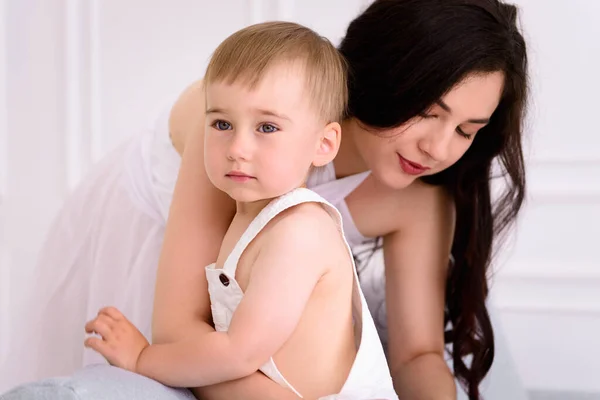 Glückliche Familie Wohnzimmer Frau Und Ein Kleiner Junge Kommunizieren — Stockfoto