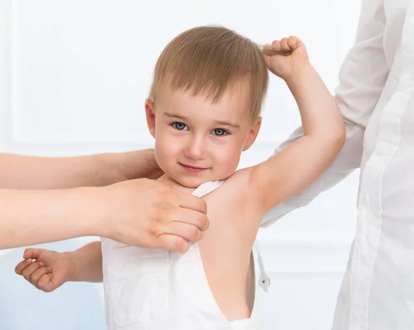 Porträt Eines Kleinen Lächelnden Babys Eltern Kleiden Das Kind Ein — Stockfoto