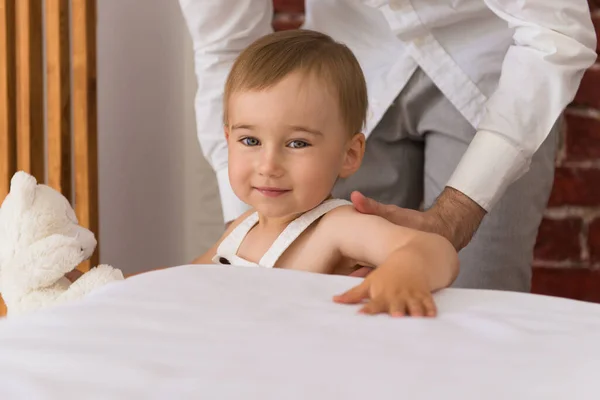 Pienen Hymyilevän Vauvan Muotokuva Isän Kädet Pitävät Lasta — kuvapankkivalokuva