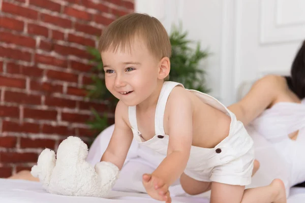 Retrato Pequeno Bebê Sorridente Criança Rindo Brincando — Fotografia de Stock