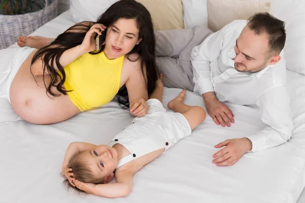 Happy Family Bed Bedroom Married Couple Small Child Pregnant Woman — Stock Photo, Image