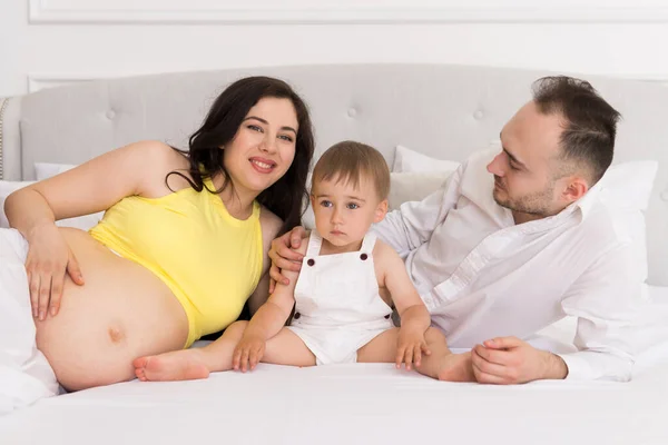 Famiglia Felice Sul Letto Camera Letto Coppia Sposata Con Bambino — Foto Stock