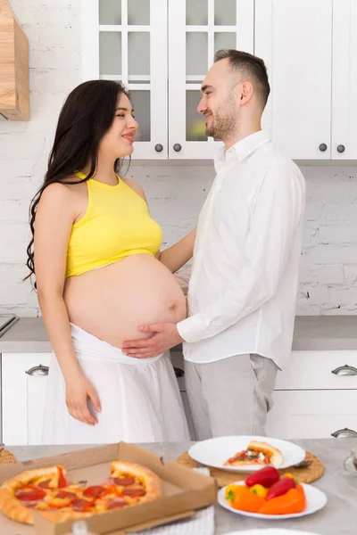Happy Family Home Kitchen Married Couple Pregnant Woman — Stock Photo, Image
