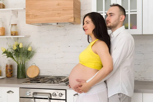 Glückliche Familie Der Heimischen Küche Ehepaar Mit Schwangerer Frau — Stockfoto