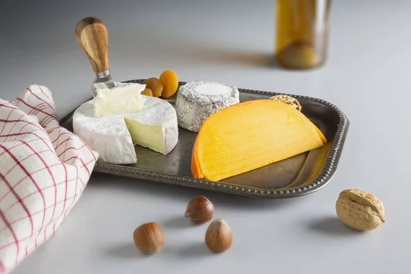 Bandeja Queso Con Fruta Seca Con Desenfoque — Foto de Stock