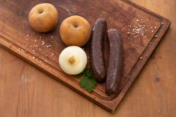 Pudín negro crudo en tabla de cortar de madera — Foto de Stock