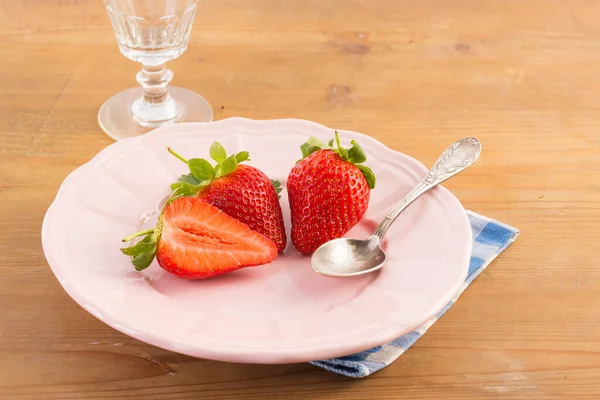 Morango Fresco Chapa Rosa Uma Mesa Madeira — Fotografia de Stock