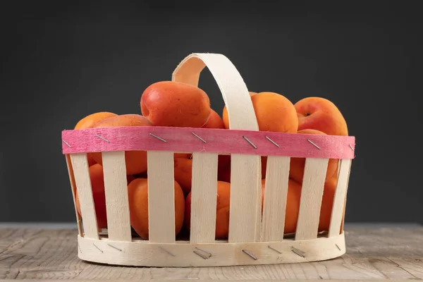 Panier Bois Abricots Mûrs Sur Une Table Bois — Photo