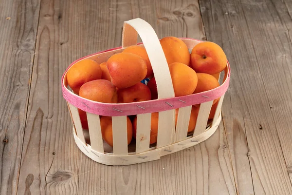 Panier Bois Abricots Mûrs Sur Une Table Bois — Photo