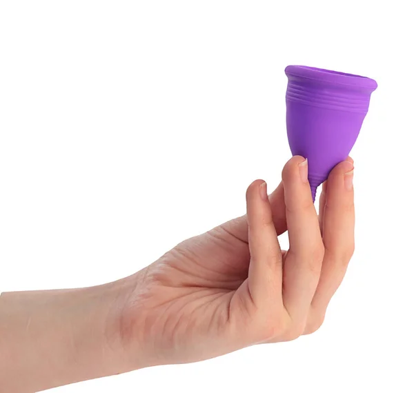 Hand Hält Eine Lila Mensturel Tasse Auf Weißem Hintergrund — Stockfoto