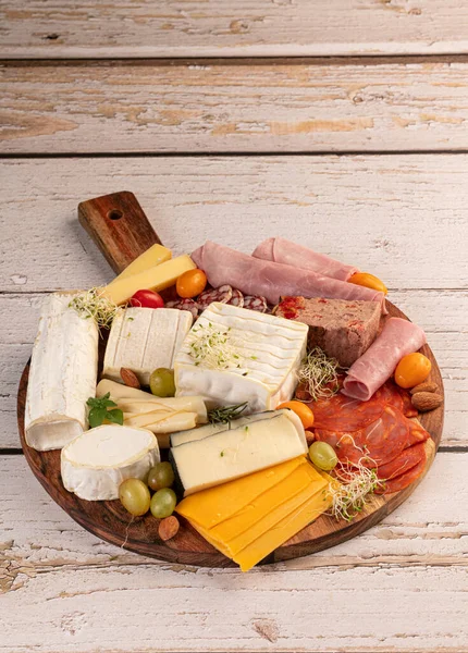 Assortiment Fromages Charcuteries Sur Plateau Bois Sur Une Table — Photo