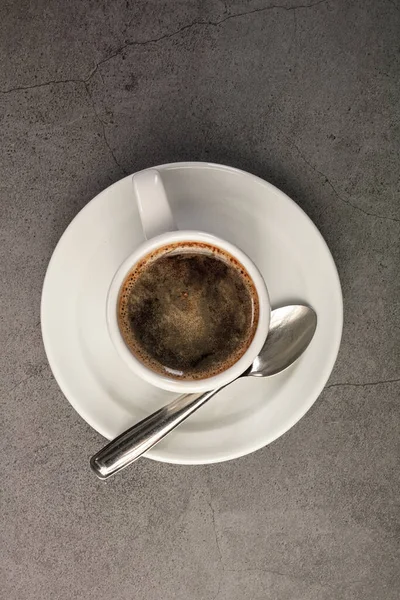 Kaffeetasse Mit Einem Löffel Auf Dunklem Hintergrund — Stockfoto