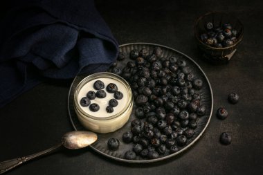 Koyu arkaplanda yaban mersini süzme peynir.