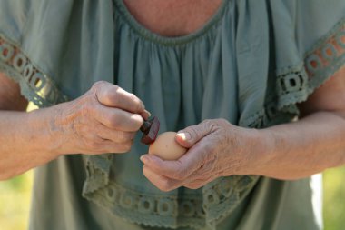 Damgayla organik yumurtaları işaretleyen kadın.
