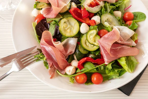 Ensalada Jamón Crudo Tomate Mozzarella Con Cubiertos — Foto de Stock