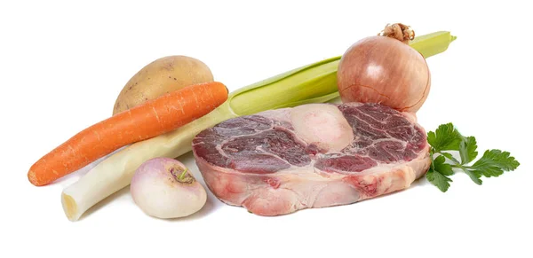 野菜の息子と生の牛肉のシャンクのスライス白い背景 — ストック写真