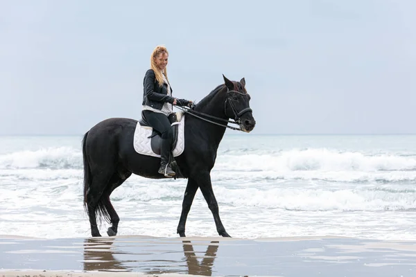 Młoda Kobieta Koniu Plaży Pochmurny Dzień — Zdjęcie stockowe