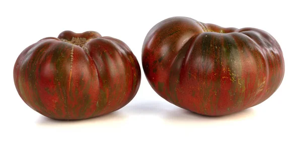 成熟したチョコレートトマトは白い背景で切り取られ — ストック写真