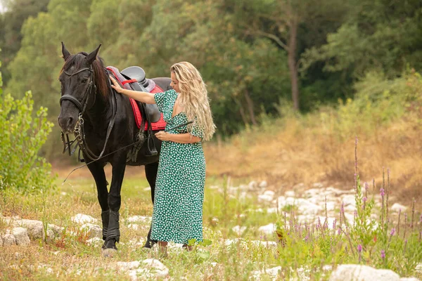 Mulher Vestido Com Cavalo Preto Natureza — Fotografia de Stock