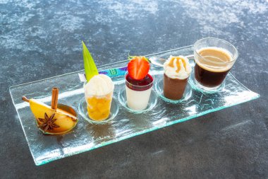 Lokantada cam bir tabakta servis edilen gurme kahvesi.