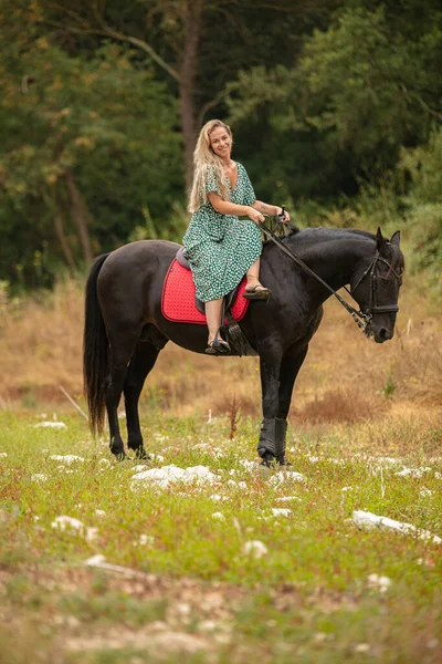 Kobieta Sukience Jeździ Amazonką Czarnym Koniu Pustyni — Zdjęcie stockowe