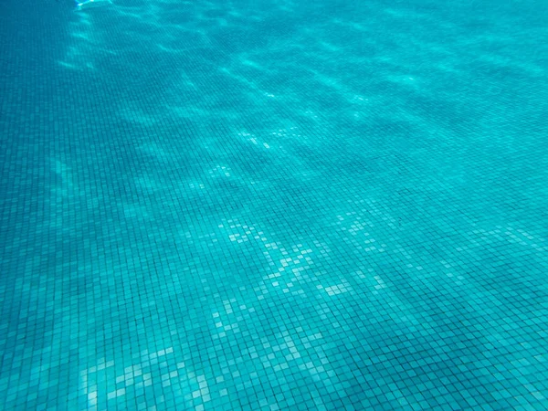 Agua Azul Clara Una Piscina Verano — Foto de Stock