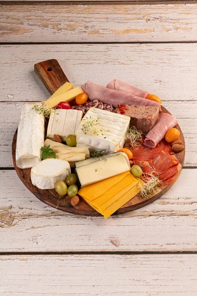 Assortiment Fromages Charcuteries Sur Plateau Bois Sur Une Table — Photo