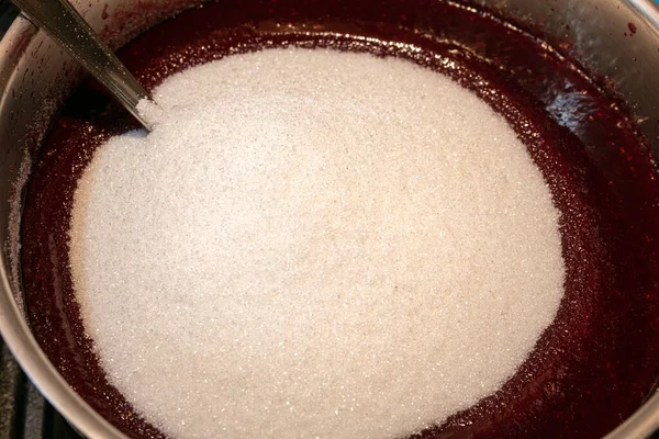 Engarrafamento Frutas Vermelhas Com Açúcar Cozinhando Uma Panela — Fotografia de Stock