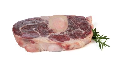 Beyaz arka planda çiğ et dilimi.