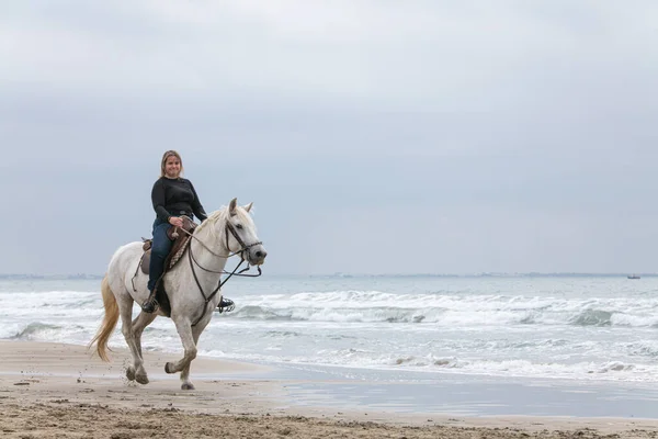 Jovem Mulher Cavalo Praia Dia Nublado — Fotografia de Stock