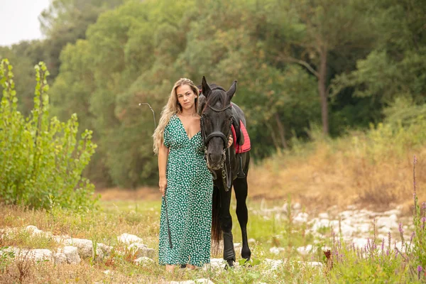 Γυναίκα Φόρεμα Μαύρο Άλογο Στη Φύση — Φωτογραφία Αρχείου