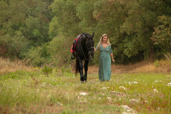 Γυναίκα Φόρεμα Μαύρο Άλογο Στη Φύση — Φωτογραφία Αρχείου