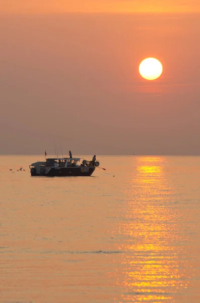 Liten Fiskebåt Vid Soluppgången Med Orange Himmel — Stockfoto