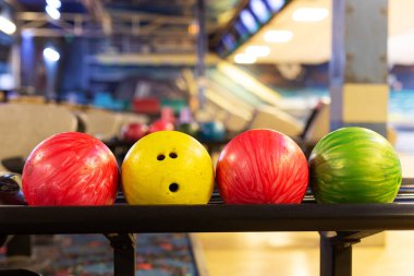 İçerideki korkuluklarda renkli bowling topları.