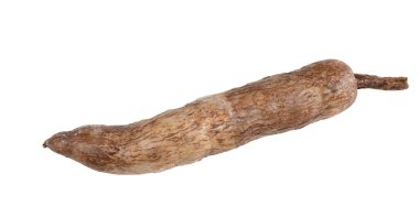 Beyaz arka planda soyulmamış kabuklu manyok.