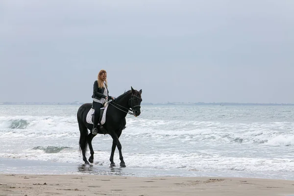 Junge Frau Auf Einem Pferd Strand Einem Bewölkten Tag — Stockfoto
