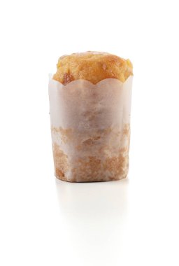 Düz kağıda sarılı küçük pasta beyaz arka planda 