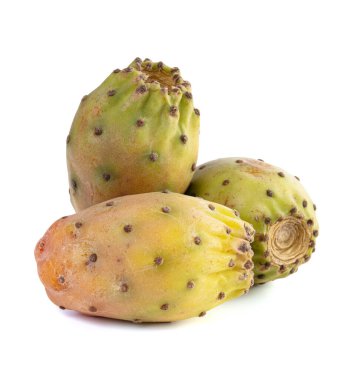 Beyaz arka planda üç olgun dikenli armut. 