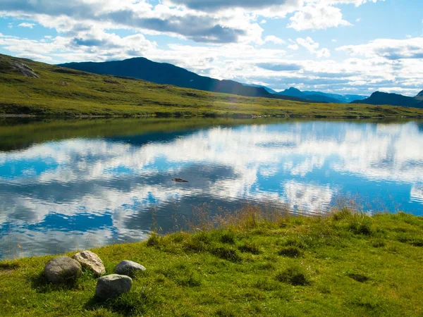 Paisagem Deslumbrante Lago Montanhas Noruega — Fotografia de Stock