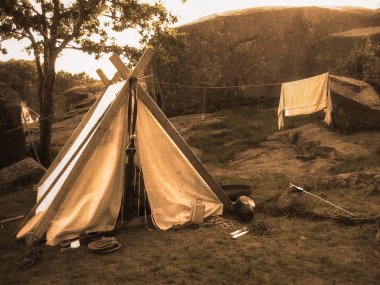 Nordic Viking basit yaşam gösterilen bir viking çadır.