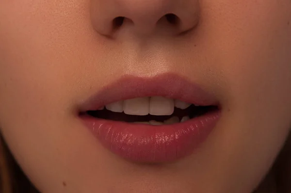 新鮮な化粧で女性の口と鼻のマクロ フロント ビュー — ストック写真