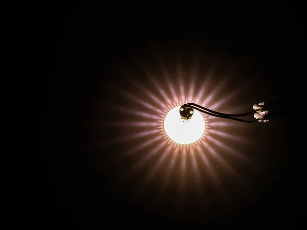 Pouco Brilhante Lâmpada Brilhante Com Espaço Cópia Torno Dos Raios — Fotografia de Stock